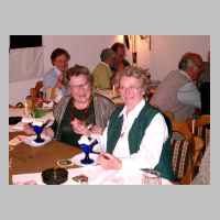 59-05-1114 7. Schirrauer Kirchspieltreffen 2004 - Ein Eisbecher mit Sahne fuer Lieselotte Sambraus und Christa Wendel.JPG